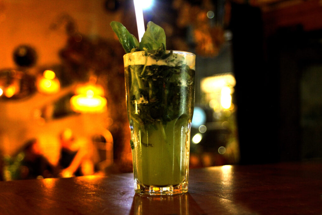 ein Cocktail Ginbasilsmash