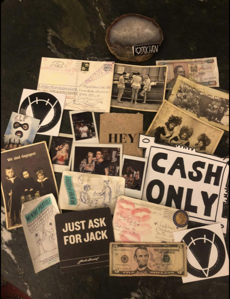 eine Kollage aus verschieden Stickern, Bildern, Postkarten, Zeichnungen und Fotos